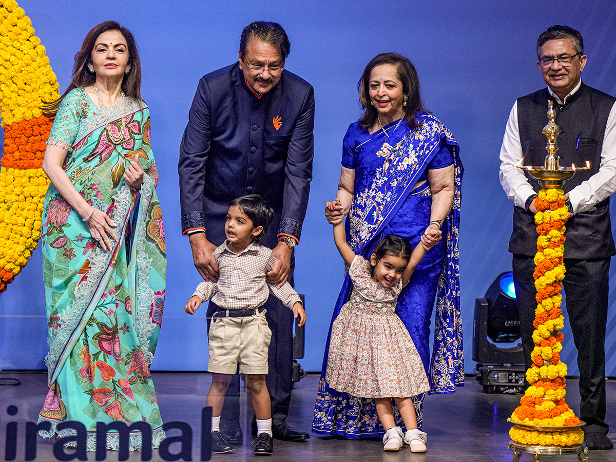 Ambani_20Piramal_20Family_20attends_20Piramal_20Finance_20ipo_20ceremony_20at_20NSE__20_2810_29.jpg 10