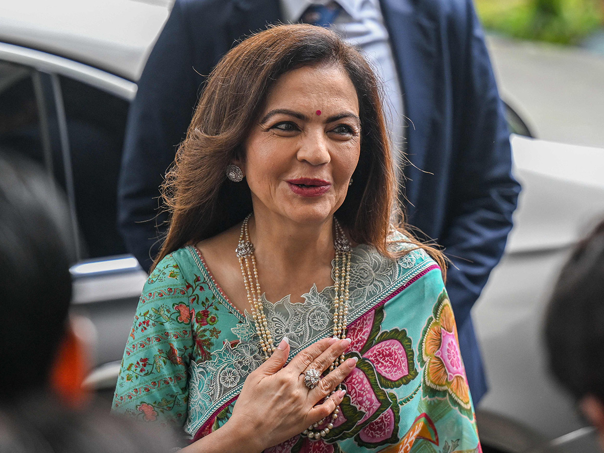 Ambani_20Piramal_20Family_20attends_20Piramal_20Finance_20ipo_20ceremony_20at_20NSE__20_2811_29.jpg 11