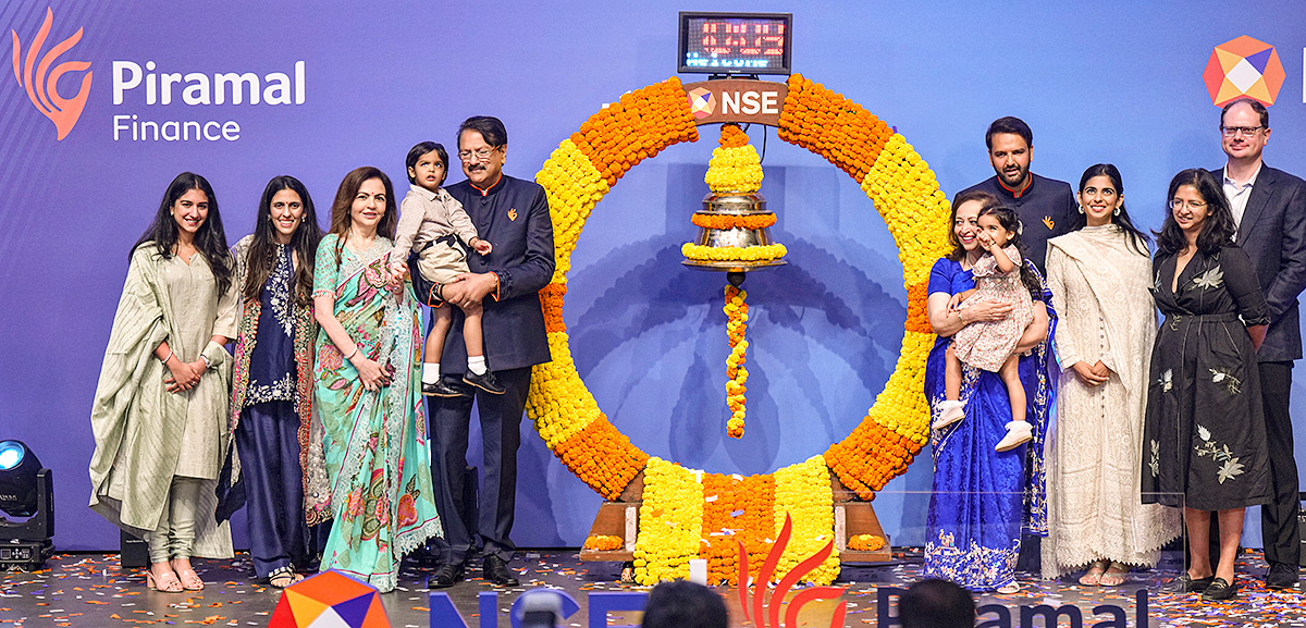 Ambani_20Piramal_20Family_20attends_20Piramal_20Finance_20ipo_20ceremony_20at_20NSE__20_2812_29.jpg 12