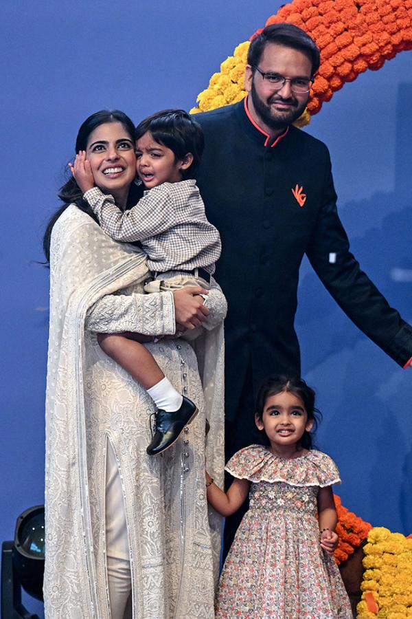 Ambani_20Piramal_20Family_20attends_20Piramal_20Finance_20ipo_20ceremony_20at_20NSE__20_2813_29.jpg 13