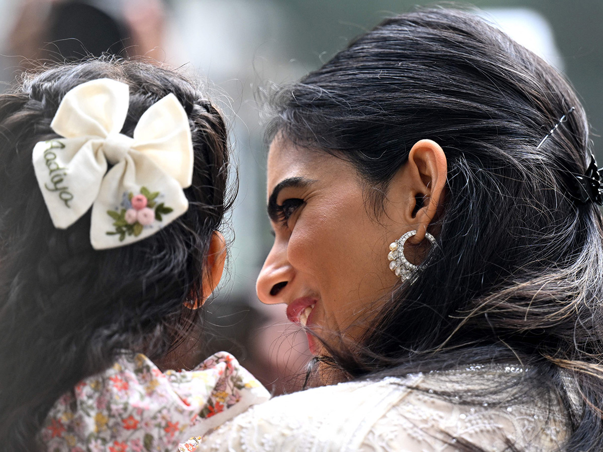 Ambani_20Piramal_20Family_20attends_20Piramal_20Finance_20ipo_20ceremony_20at_20NSE__20_2814_29.jpg 14