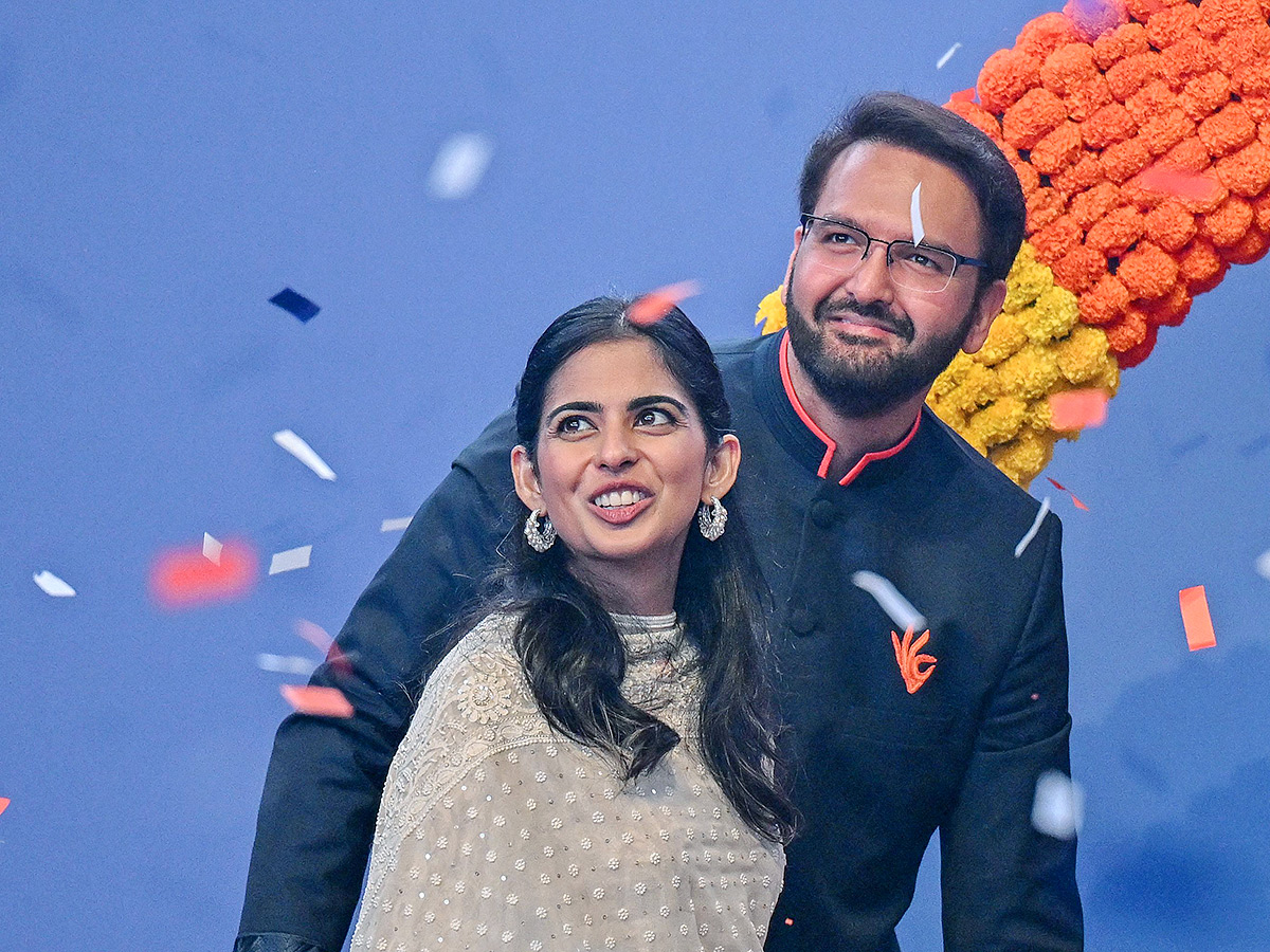 Ambani_20Piramal_20Family_20attends_20Piramal_20Finance_20ipo_20ceremony_20at_20NSE__20_2816_29.jpg 16
