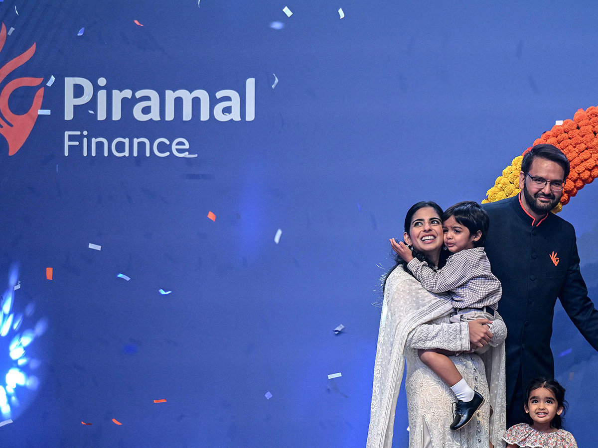 Ambani_20Piramal_20Family_20attends_20Piramal_20Finance_20ipo_20ceremony_20at_20NSE__20_2817_29.jpg 17