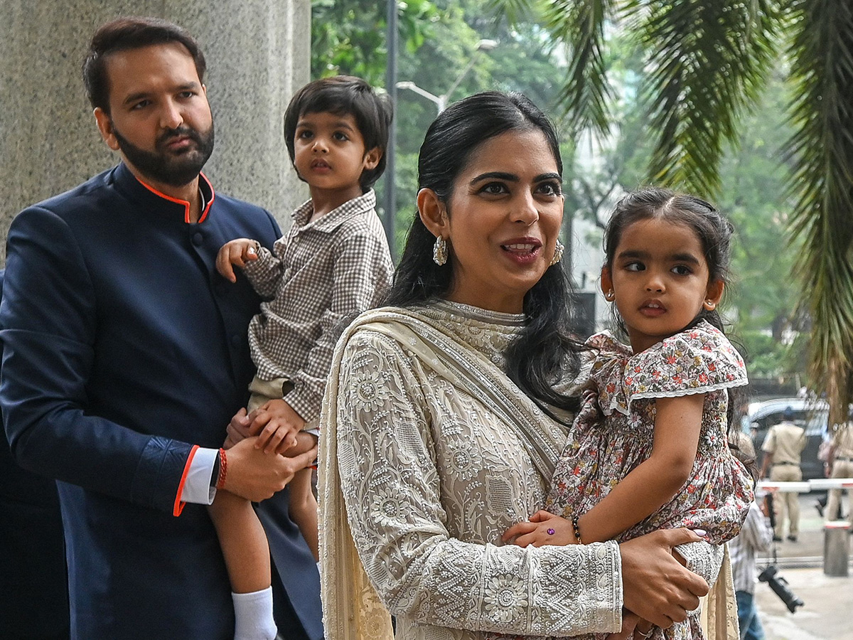 Ambani_20Piramal_20Family_20attends_20Piramal_20Finance_20ipo_20ceremony_20at_20NSE__20_2818_29.jpg 18