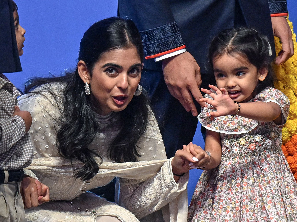Ambani_20Piramal_20Family_20attends_20Piramal_20Finance_20ipo_20ceremony_20at_20NSE__20_282_29.jpg 2