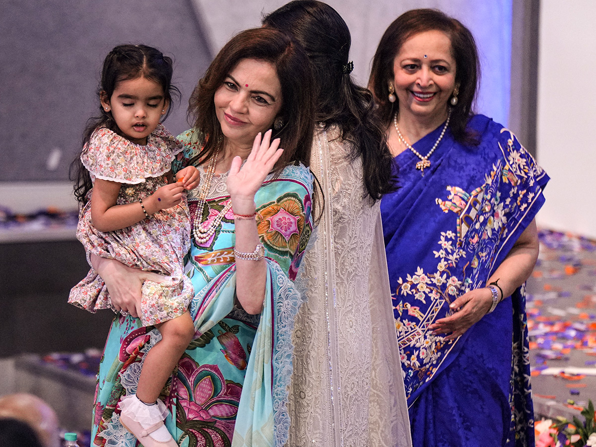 Ambani_20Piramal_20Family_20attends_20Piramal_20Finance_20ipo_20ceremony_20at_20NSE__20_283_29.jpg 3