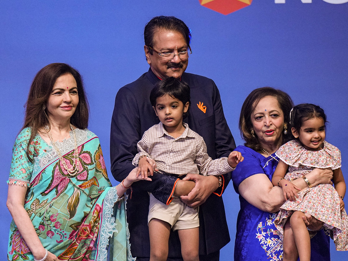 Ambani_20Piramal_20Family_20attends_20Piramal_20Finance_20ipo_20ceremony_20at_20NSE__20_284_29.jpg 4