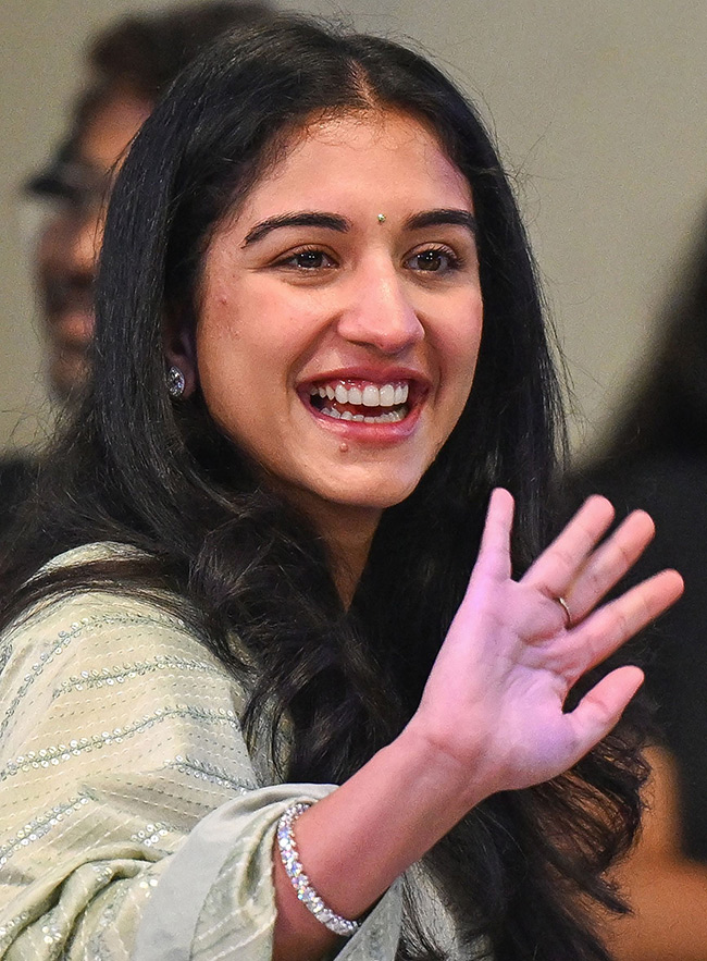 Ambani_20Piramal_20Family_20attends_20Piramal_20Finance_20ipo_20ceremony_20at_20NSE__20_285_29.jpg 5