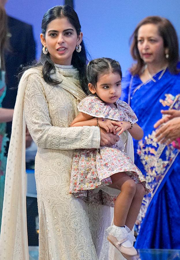 Ambani_20Piramal_20Family_20attends_20Piramal_20Finance_20ipo_20ceremony_20at_20NSE__20_286_29.jpg 6