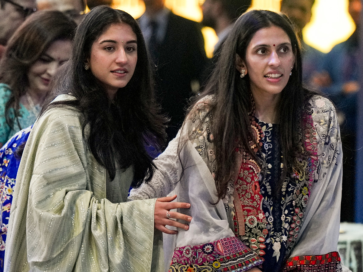 Ambani_20Piramal_20Family_20attends_20Piramal_20Finance_20ipo_20ceremony_20at_20NSE__20_287_29.jpg 7