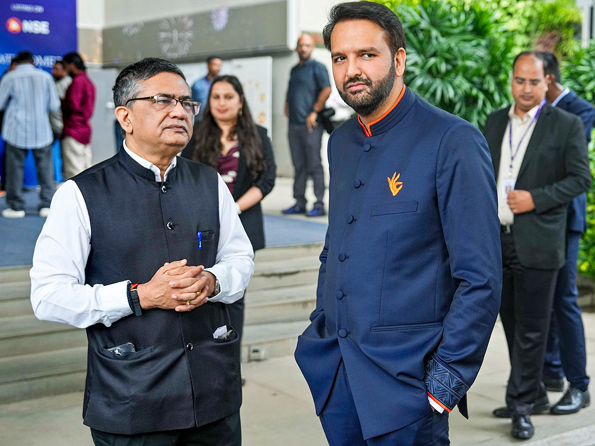 Ambani_20Piramal_20Family_20attends_20Piramal_20Finance_20ipo_20ceremony_20at_20NSE__20_288_29.jpg 8