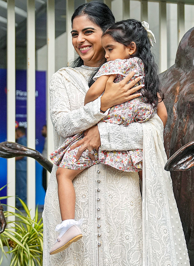 Ambani_20Piramal_20Family_20attends_20Piramal_20Finance_20ipo_20ceremony_20at_20NSE__20_289_29.jpg 9