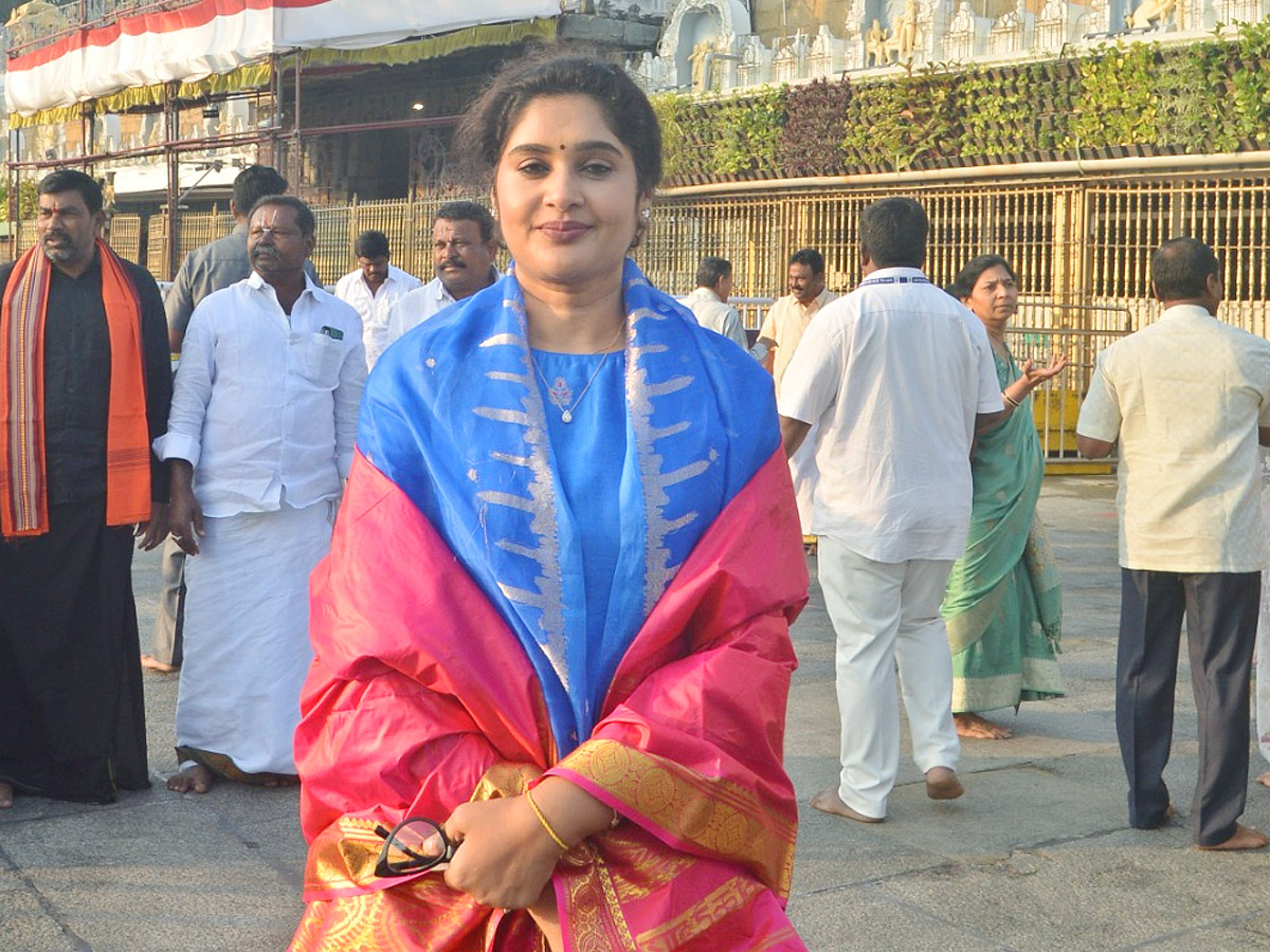 Celebrities_20and_20Politicians_20Visited_20Tirumala_20Temple_20Photos_20_2813_29.jpg 10