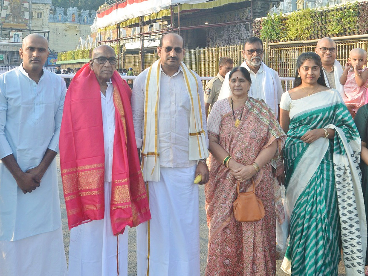 Celebrities_20and_20Politicians_20Visited_20Tirumala_20Temple_20Photos_20_2814_29.jpg 15