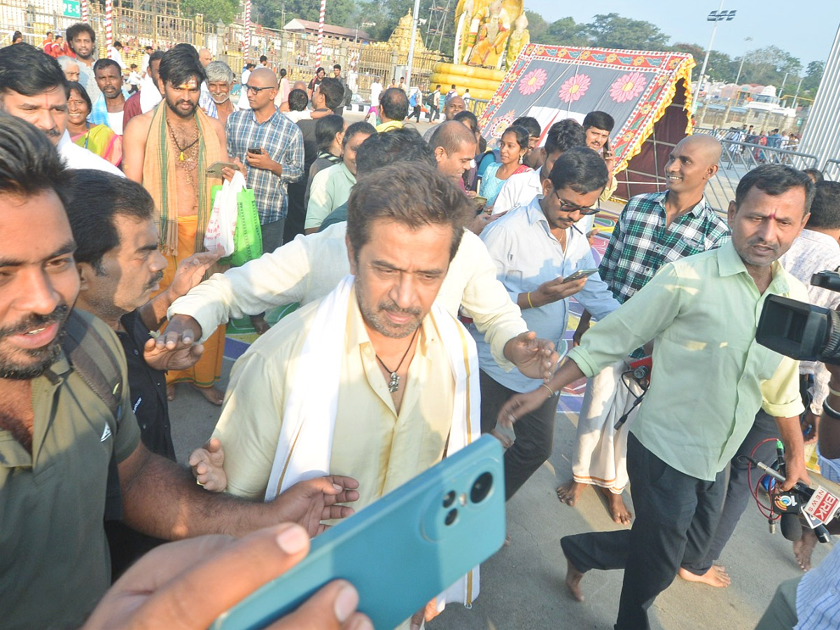 Celebrities_20and_20Politicians_20Visited_20Tirumala_20Temple_20Photos_20_282_29.jpg 12