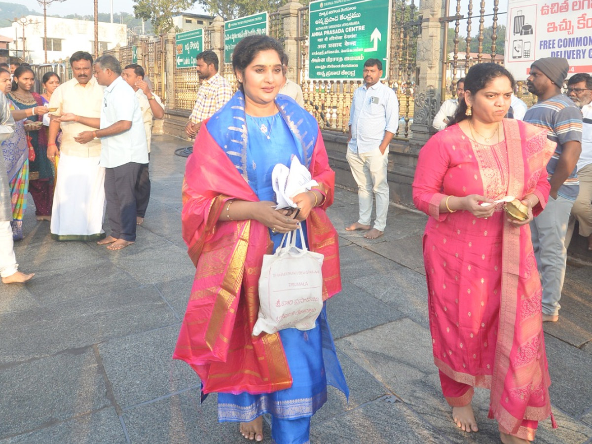 Celebrities_20and_20Politicians_20Visited_20Tirumala_20Temple_20Photos_20_286_29.jpg 3