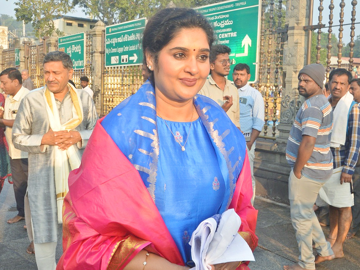 Celebrities_20and_20Politicians_20Visited_20Tirumala_20Temple_20Photos_20_288_29.jpg 5