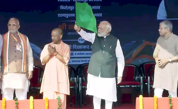 PM-Modi-Flags.jpg