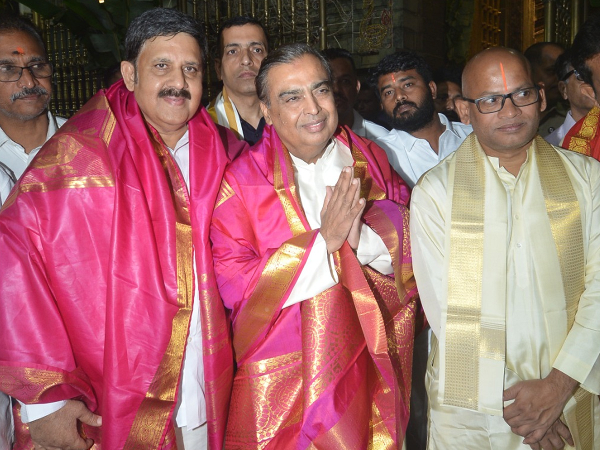 Reliance_20Chairman_20Mukesh_20Ambani_20visits_20Sri_20Venkateswara_20Swamy_20Temple_20In_20Tirumala_20Photos_20_2810_29_3.jpg 10