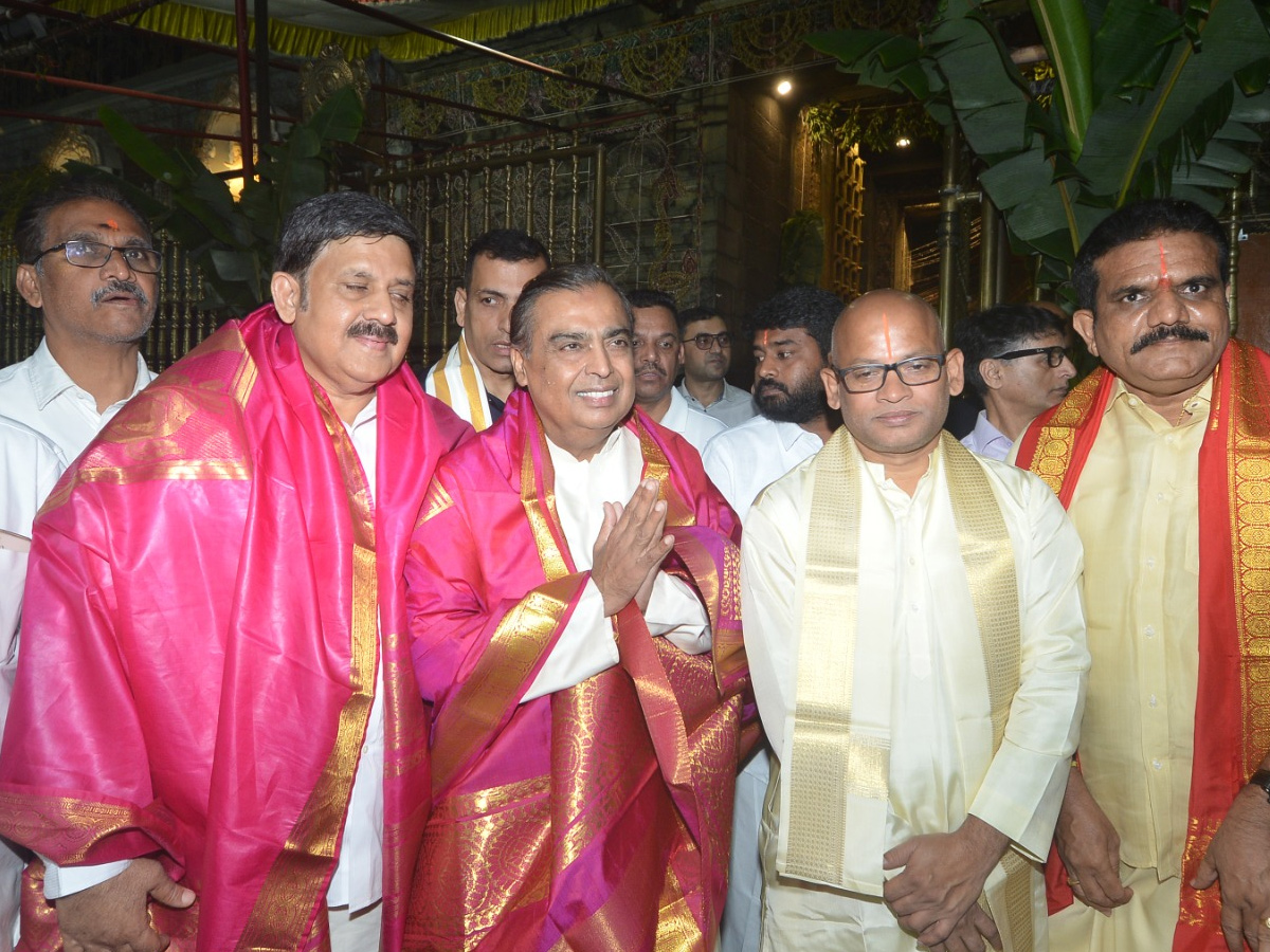 Reliance_20Chairman_20Mukesh_20Ambani_20visits_20Sri_20Venkateswara_20Swamy_20Temple_20In_20Tirumala_20Photos_20_2811_29_3.jpg 11