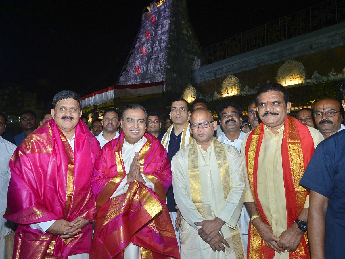 Reliance_20Chairman_20Mukesh_20Ambani_20visits_20Sri_20Venkateswara_20Swamy_20Temple_20In_20Tirumala_20Photos_20_284_29_3.jpg 4
