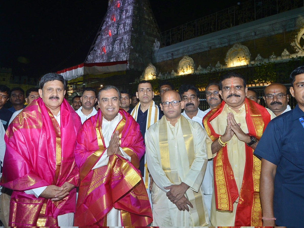 Reliance_20Chairman_20Mukesh_20Ambani_20visits_20Sri_20Venkateswara_20Swamy_20Temple_20In_20Tirumala_20Photos_20_285_29_3.jpg 5