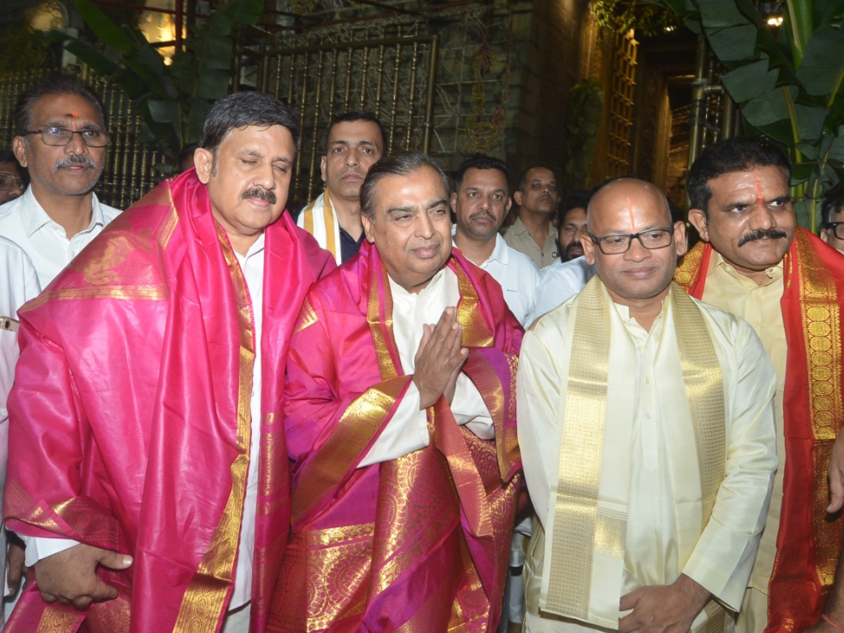 Reliance_20Chairman_20Mukesh_20Ambani_20visits_20Sri_20Venkateswara_20Swamy_20Temple_20In_20Tirumala_20Photos_20_288_29_3.jpg 8