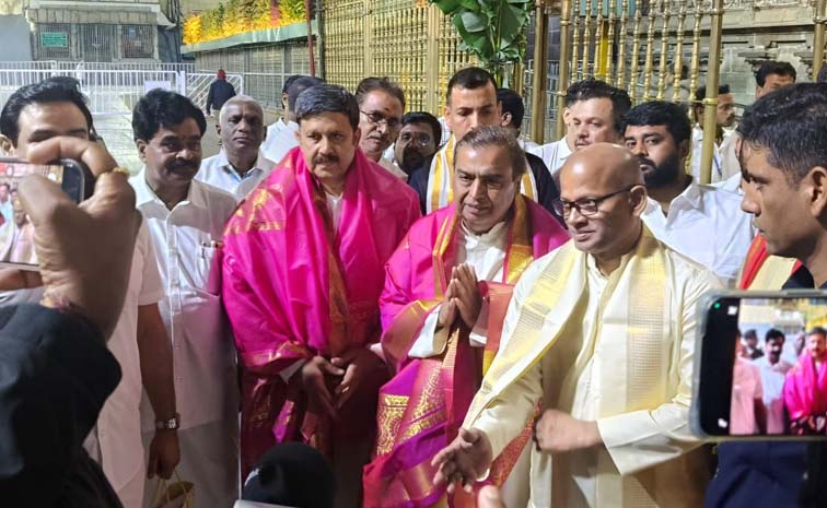 mukesh-ambani-at-tirumala.jpg