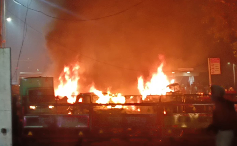 Delhi_20Car_20Blast_20LIVE_20Delhi_20Blast_20Explosion_20in_20Car_20Near_20Red_20Fort_20Metro_20Station_20Photos_20_2814_29.jpg 10