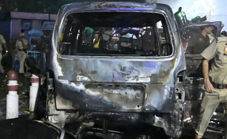Delhi_20Car_20Blast_20LIVE_20Delhi_20Blast_20Explosion_20in_20Car_20Near_20Red_20Fort_20Metro_20Station_20Photos_20_2817_29.jpg 17