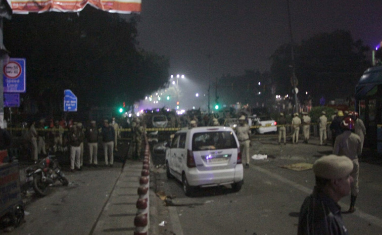 Delhi_20Car_20Blast_20LIVE_20Delhi_20Blast_20Explosion_20in_20Car_20Near_20Red_20Fort_20Metro_20Station_20Photos_20_281_29.jpg 12