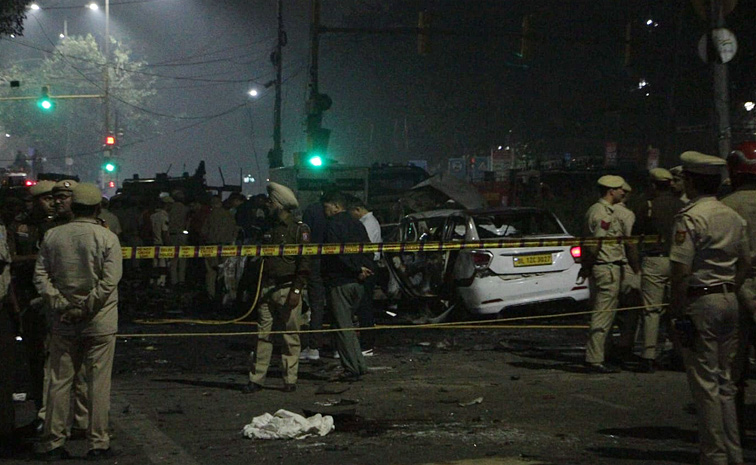 Delhi_20Car_20Blast_20LIVE_20Delhi_20Blast_20Explosion_20in_20Car_20Near_20Red_20Fort_20Metro_20Station_20Photos_20_282_29.jpg 13