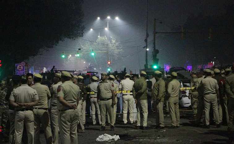 Delhi_20Car_20Blast_20LIVE_20Delhi_20Blast_20Explosion_20in_20Car_20Near_20Red_20Fort_20Metro_20Station_20Photos_20_284_29.jpg 15