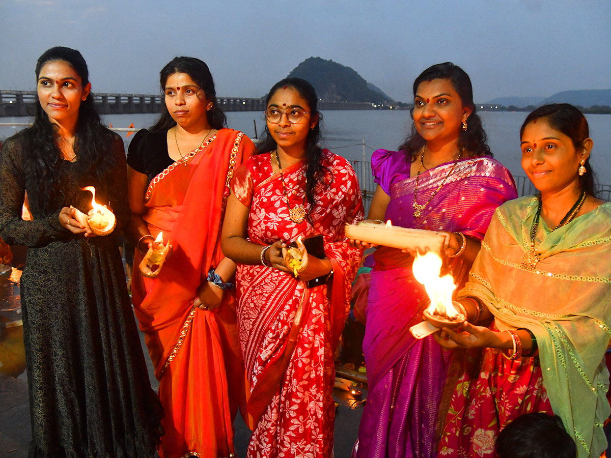Heavy_20Rush_20of_20Devotees_20at_20Karthika_20Somavaram_202025_20_281_29.jpg 1