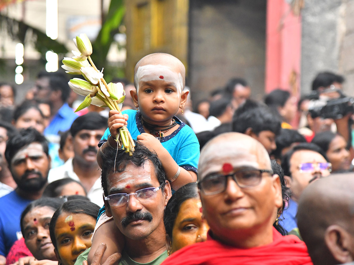 Heavy_20Rush_20of_20Devotees_20at_20Karthika_20Somavaram_202025_20_283_29.jpg 3