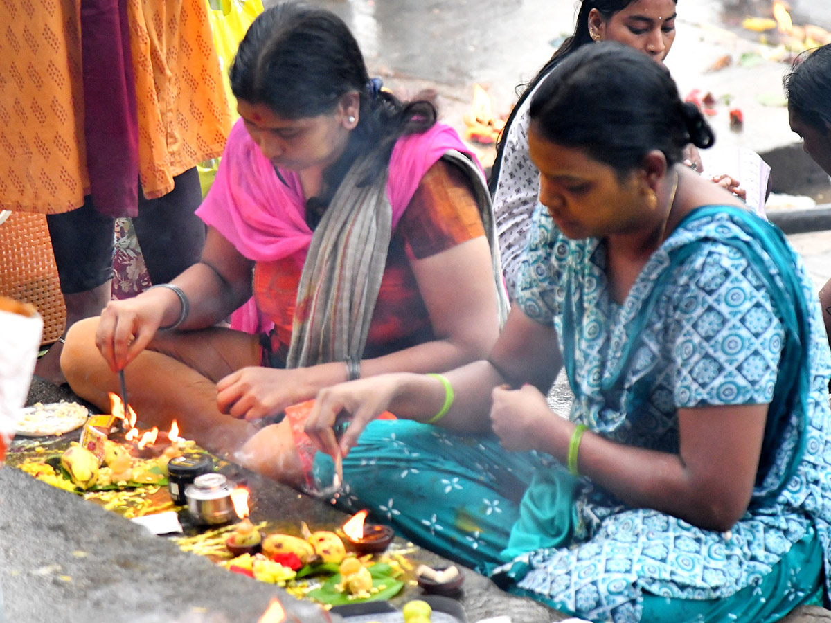 Heavy_20Rush_20of_20Devotees_20at_20Karthika_20Somavaram_202025_20_285_29.jpg 5