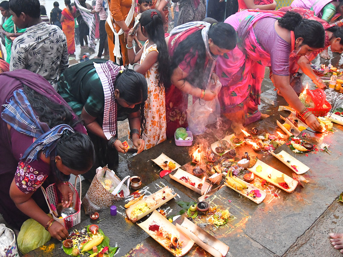 Heavy_20Rush_20of_20Devotees_20at_20Karthika_20Somavaram_202025_20_286_29.jpg 6