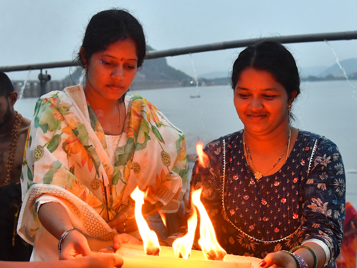 Heavy_20Rush_20of_20Devotees_20at_20Karthika_20Somavaram_202025_20_287_29.jpg 7