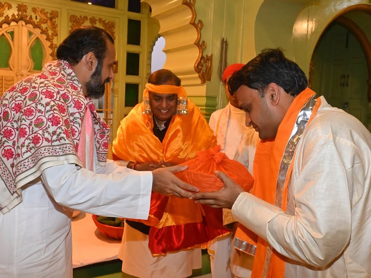 Mukesh_20Ambani_20offers_20prayers_20At_20Nathdwara_20Temple_20Photos_20_2811_29.jpg 11