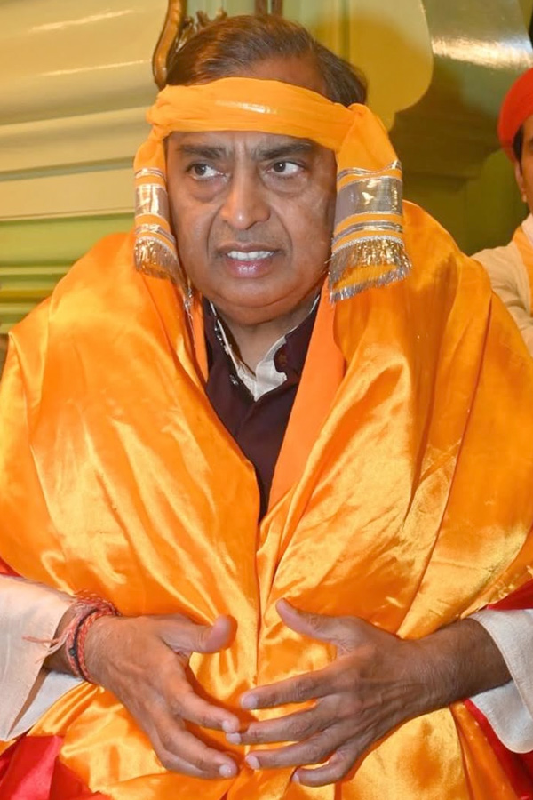 Mukesh_20Ambani_20offers_20prayers_20At_20Nathdwara_20Temple_20Photos_20_281_29.jpg 2