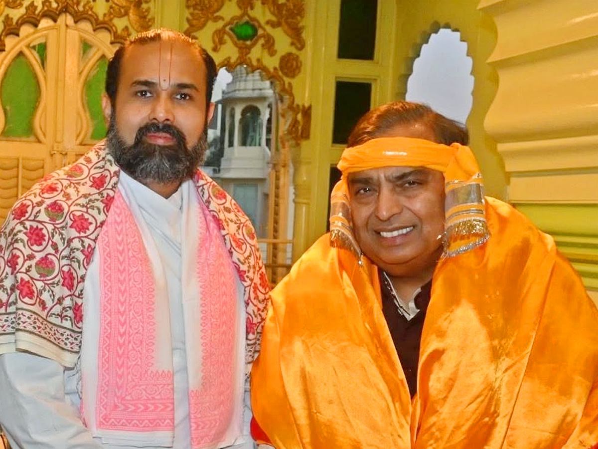 Mukesh_20Ambani_20offers_20prayers_20At_20Nathdwara_20Temple_20Photos_20_283_29.jpg 3