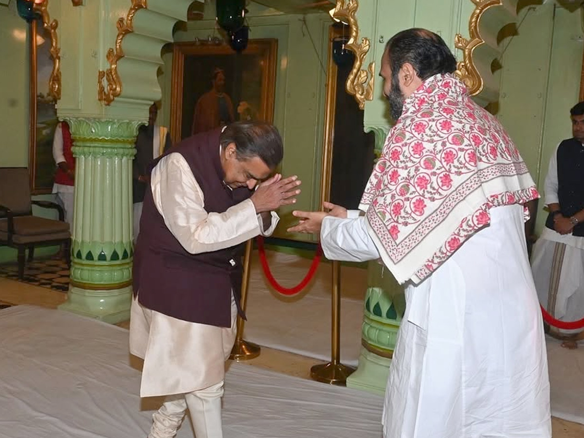 Mukesh_20Ambani_20offers_20prayers_20At_20Nathdwara_20Temple_20Photos_20_289_29.jpg 9