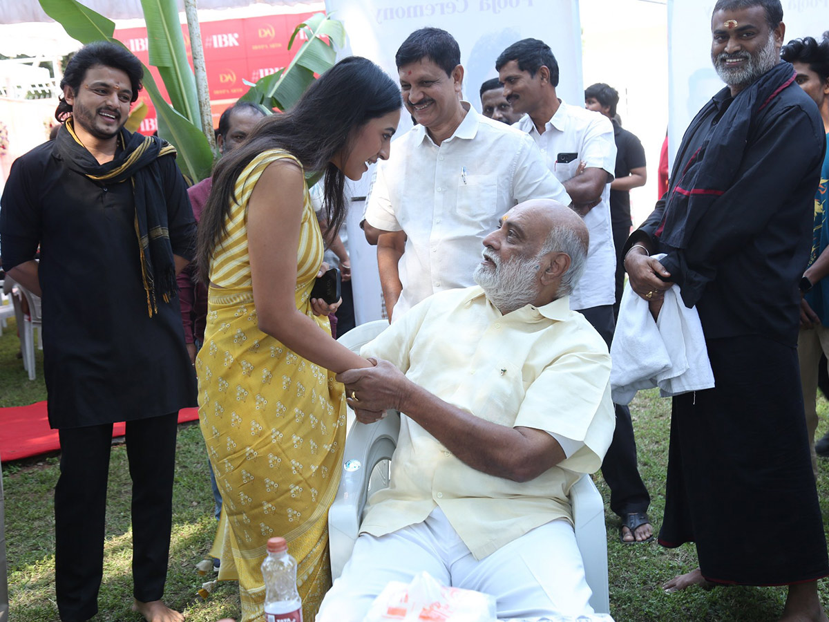 Niharika_20Konidela_20At_20Iruvuri_20Bhamala_20Kougililo_20Movie_20Opening_20Cermony__20_2814_29.jpg 14