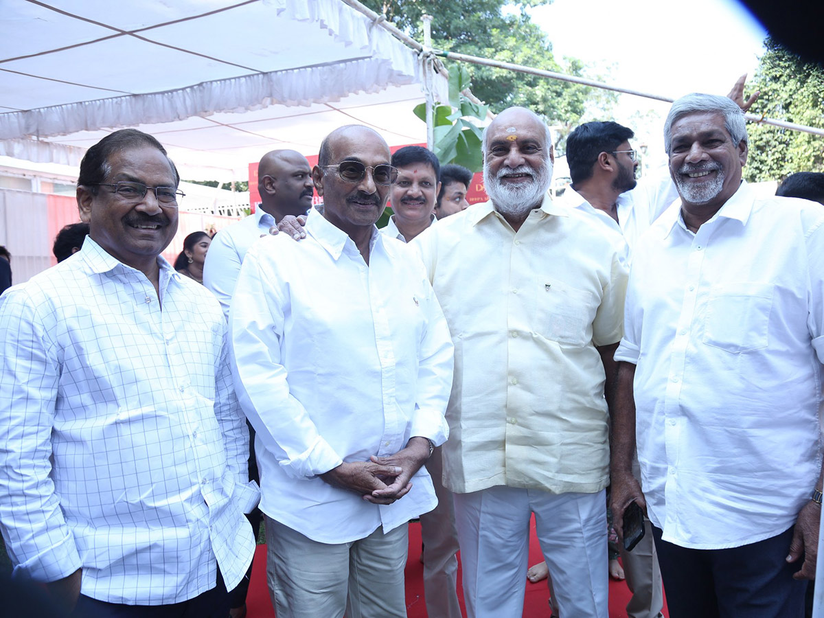 Niharika_20Konidela_20At_20Iruvuri_20Bhamala_20Kougililo_20Movie_20Opening_20Cermony__20_2815_29.jpg 15
