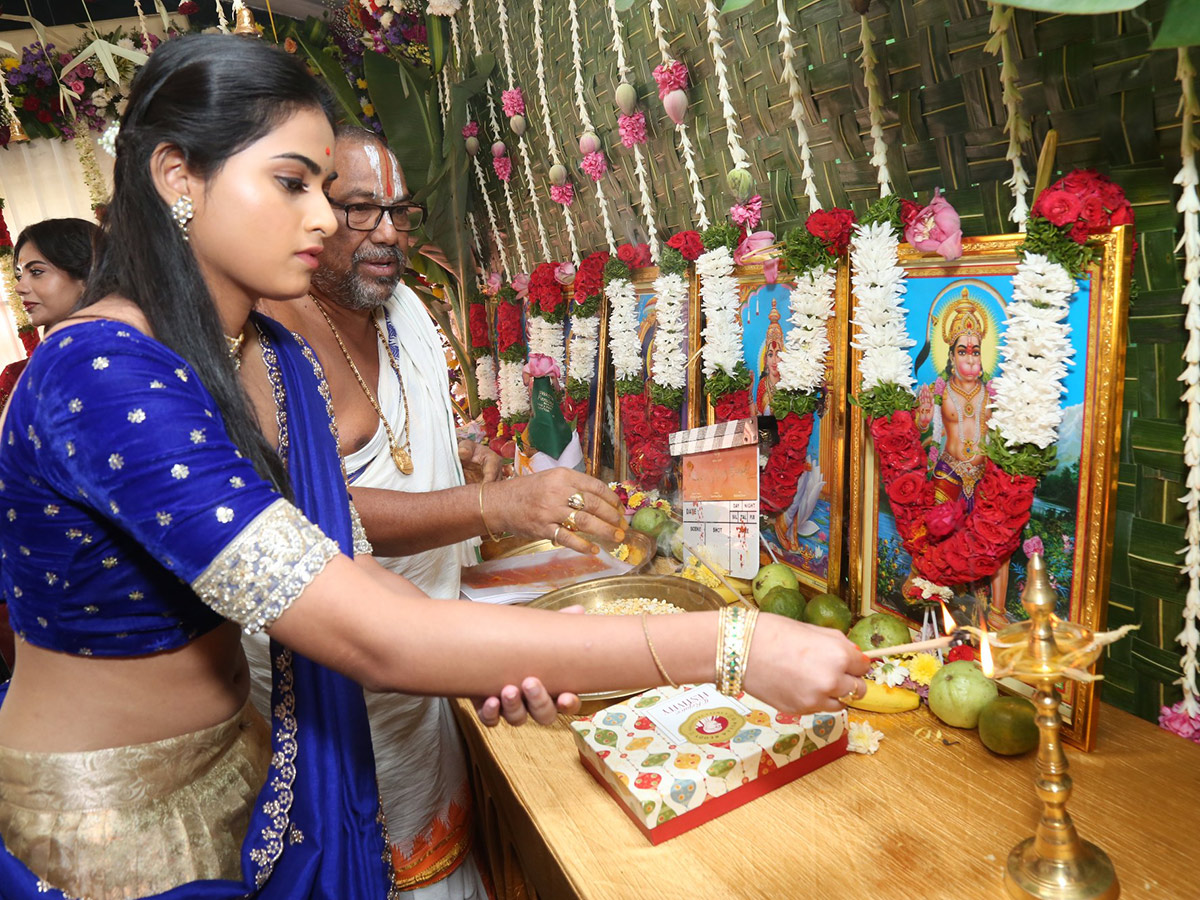 Niharika_20Konidela_20At_20Iruvuri_20Bhamala_20Kougililo_20Movie_20Opening_20Cermony__20_288_29.jpg 8