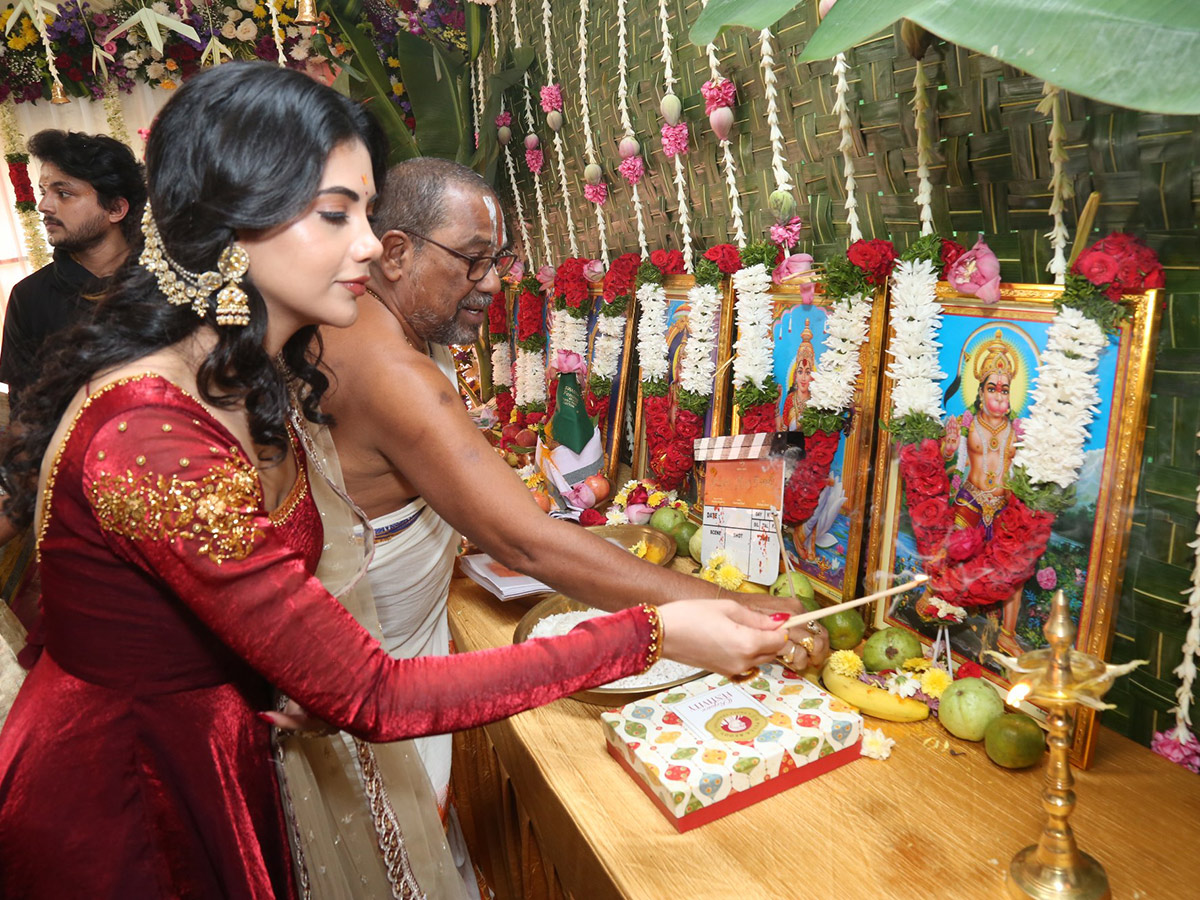 Niharika_20Konidela_20At_20Iruvuri_20Bhamala_20Kougililo_20Movie_20Opening_20Cermony__20_289_29.jpg 9