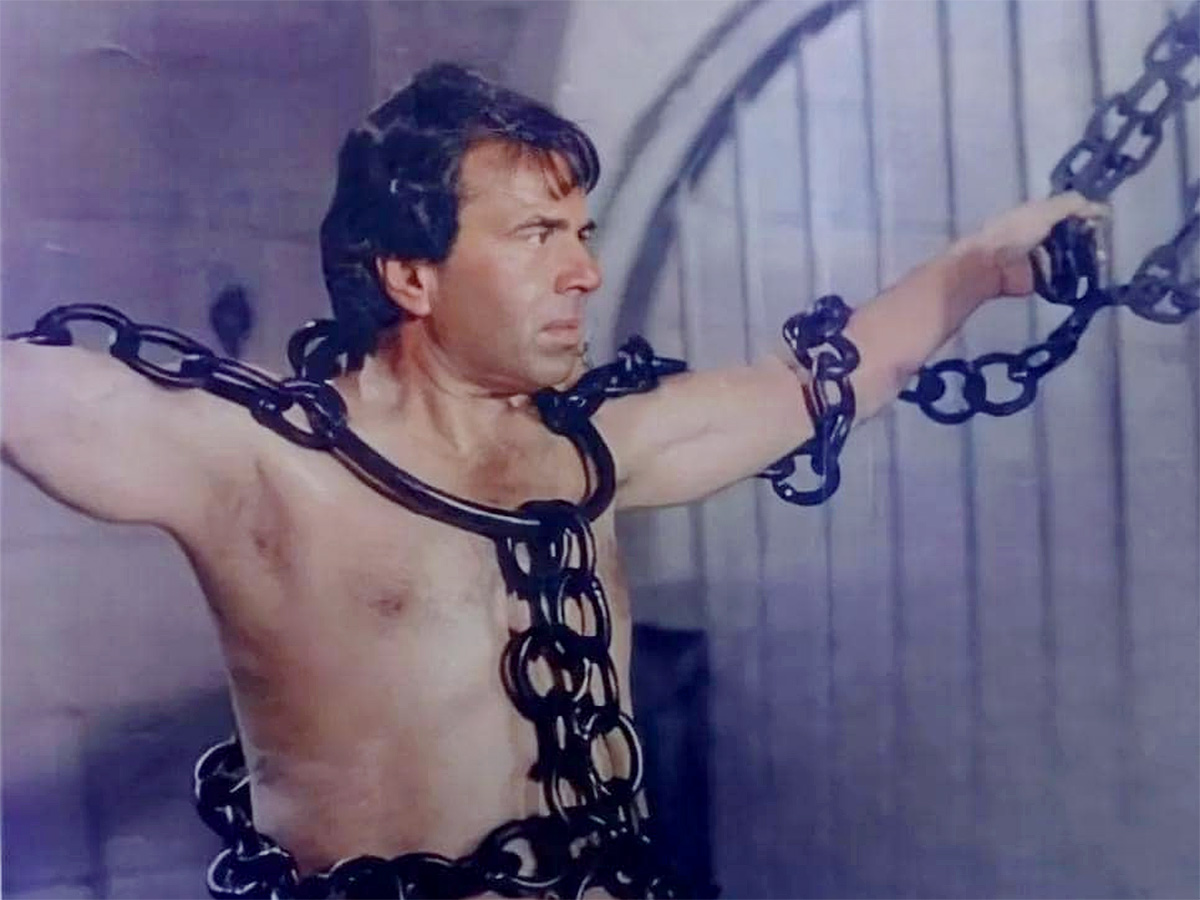 Bollywood_20Actor_20Dharmendra_20Rare_20And_20unseen_20photos__20_2812_29.jpg 12