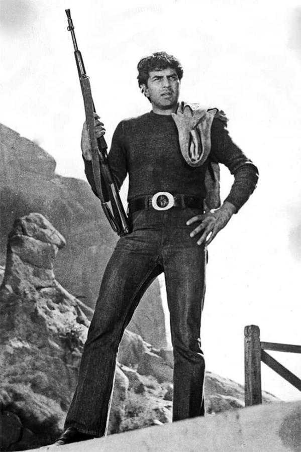 Bollywood_20Actor_20Dharmendra_20Rare_20And_20unseen_20photos__20_2831_29.jpg 31