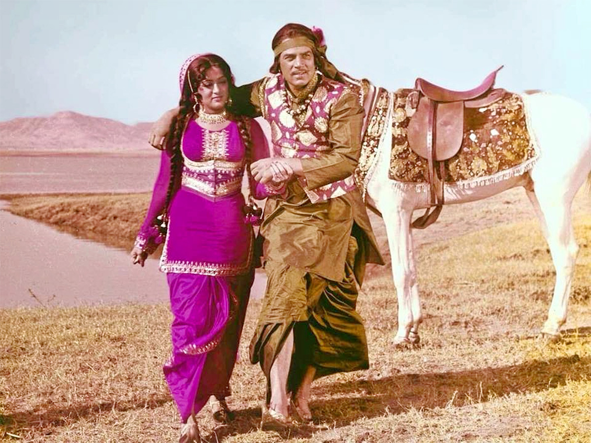 Bollywood_20Actor_20Dharmendra_20Rare_20And_20unseen_20photos__20_2834_29.jpg 34