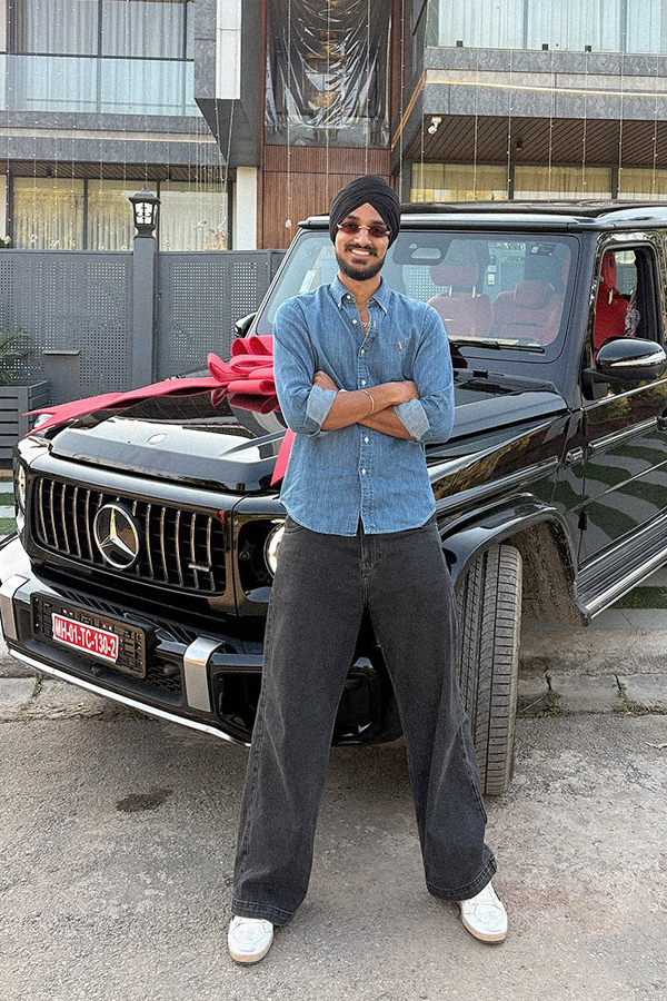Cricketer_20Arshdeep_20Singh_20purchases_20New_20car_20After_20Returning_20home_20from_20Australia_20tour_20Photos_20_281_29.jpg 2
